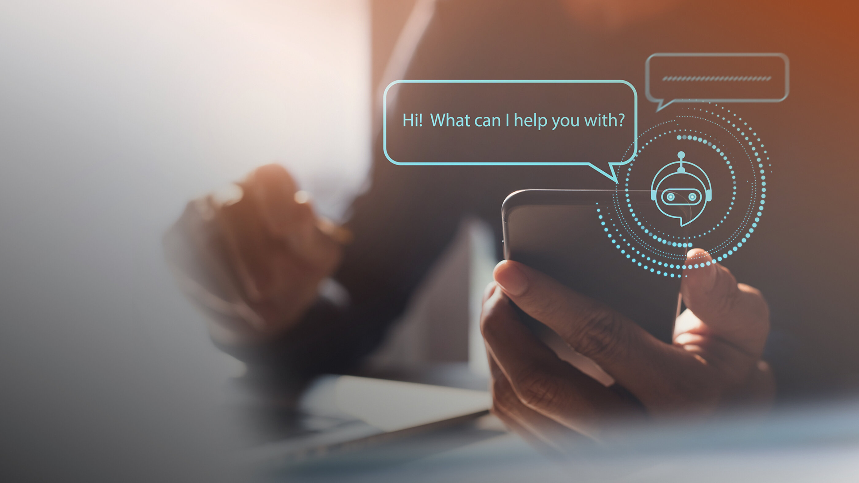 Smartphone mit Chatbot-Sprechblase und digitalem Bot-Symbol in einer Gesprächssituation