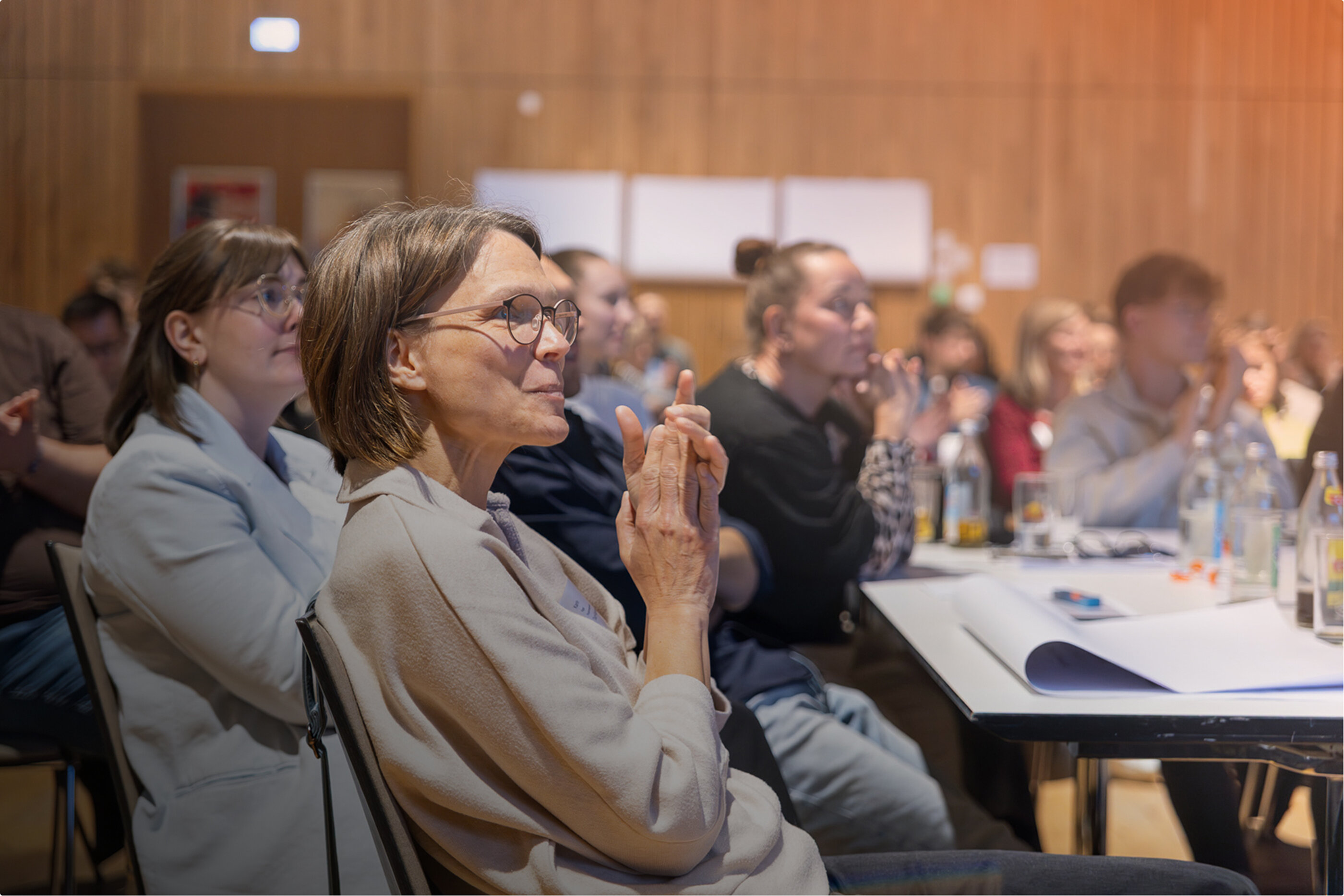 marcapo Mitarbeitende verfolgen einen Vortrag beim Mitarbeiterevent