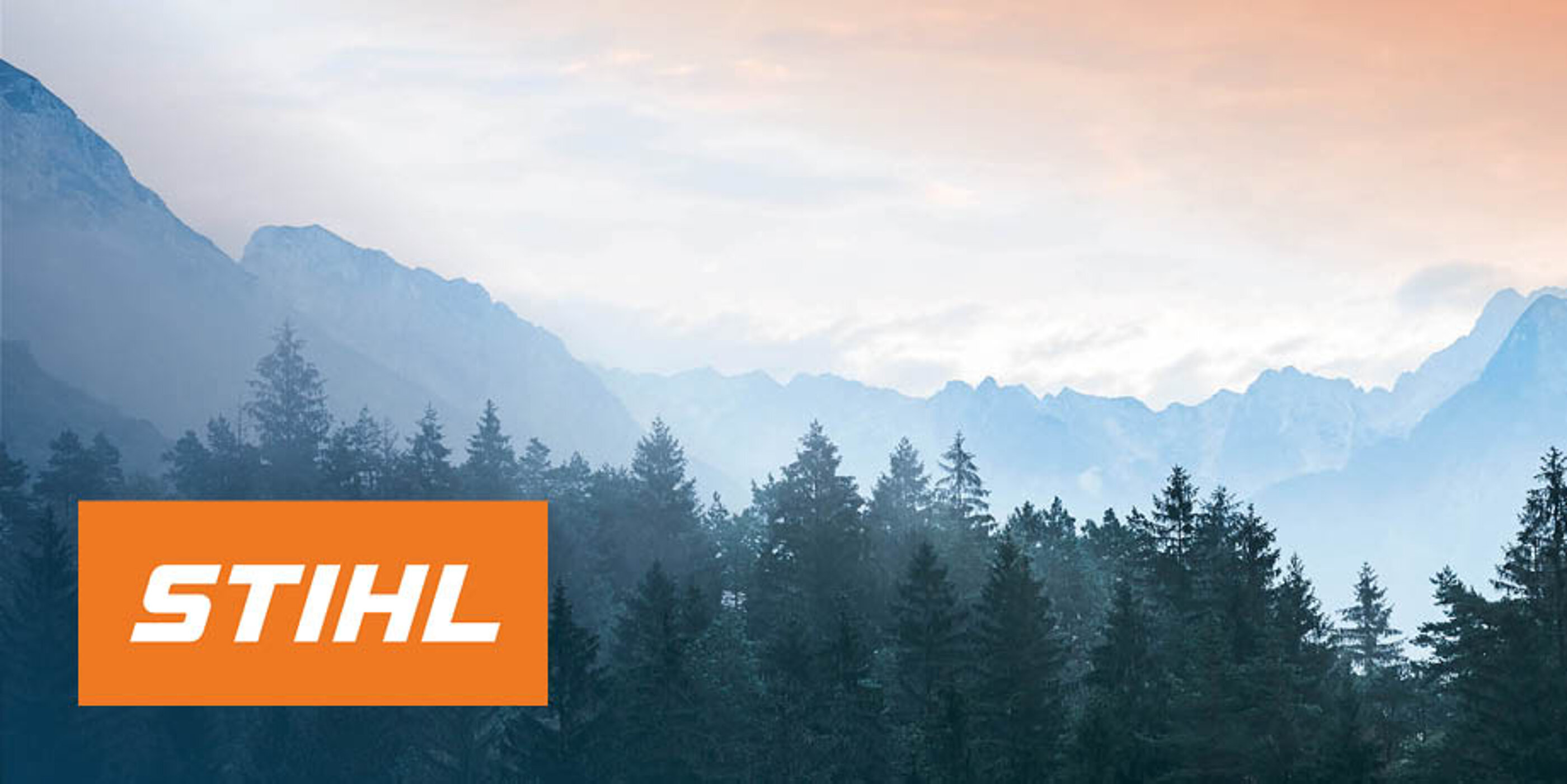 STIHL-Logo vor bewaldeter Berglandschaft bei Sonnenaufgang