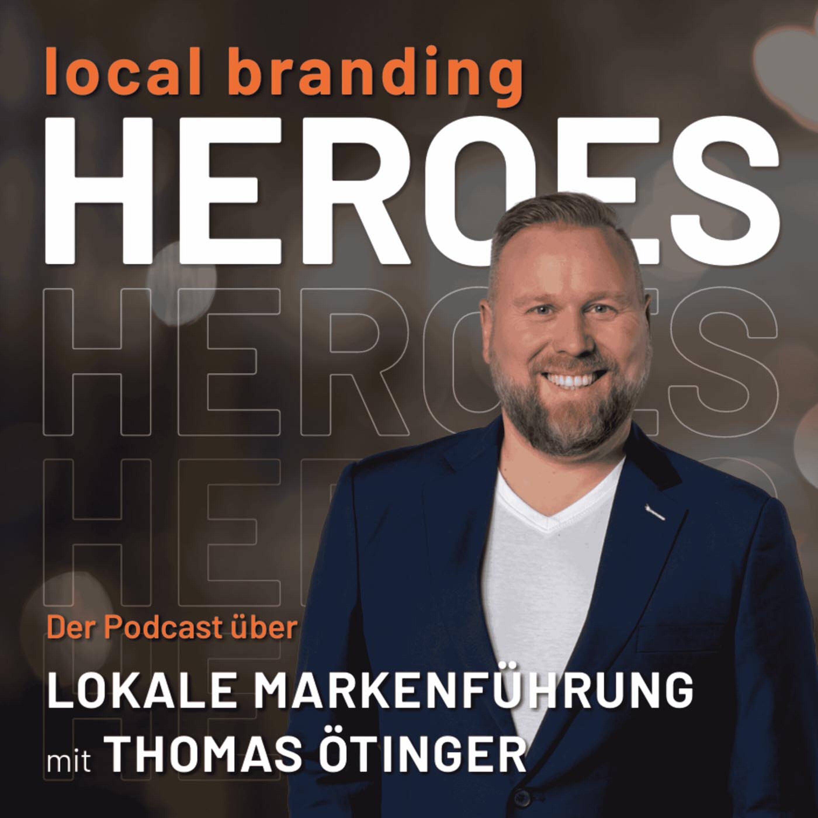 Podcast-Host Thomas Ötinger mit "local branding Heroes" Schriftzug, Podcast über lokale Markenführung