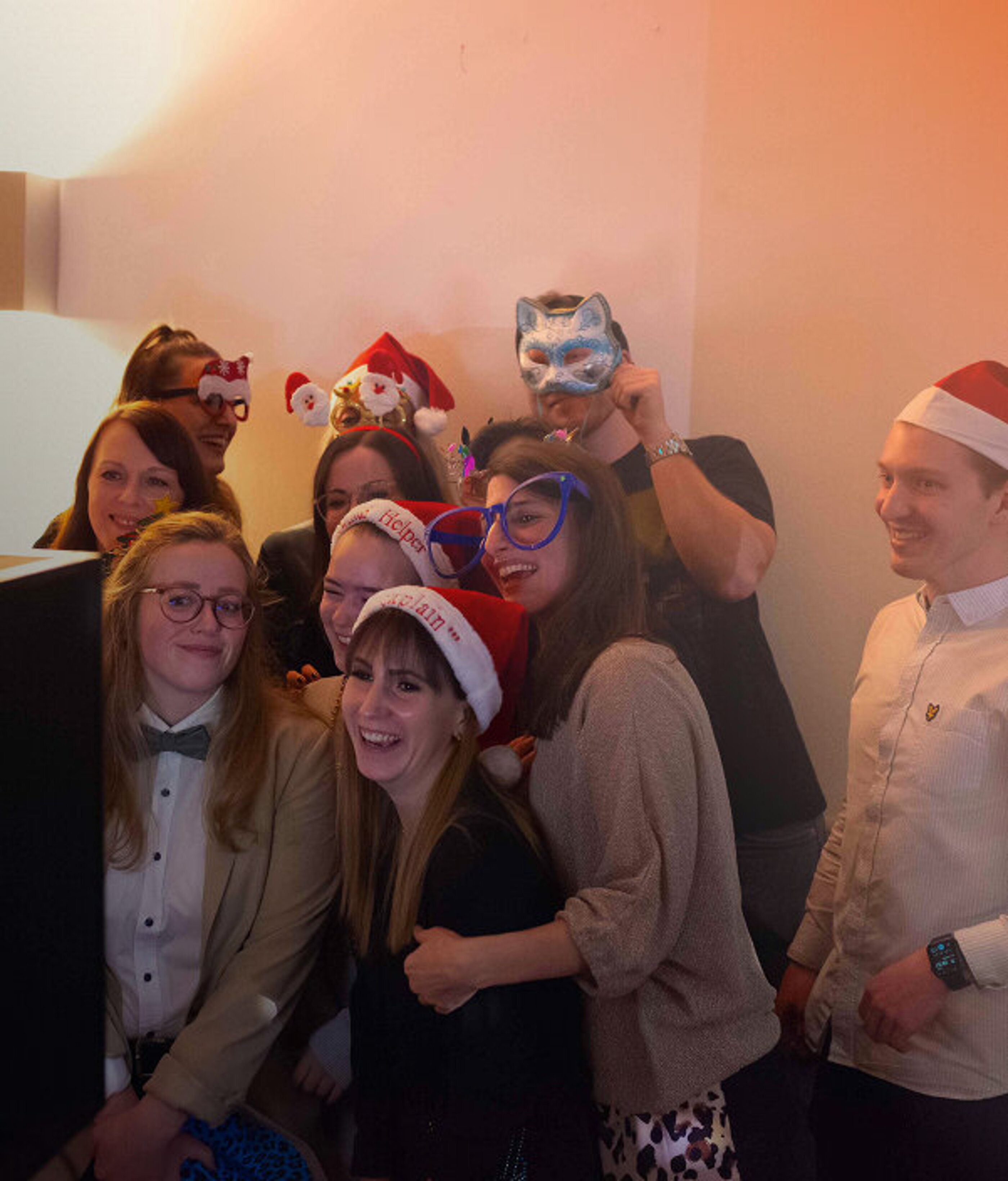 marcapo Mitarbeitende machen gemeinsam ein Teamfoto mit Weihnachtsaccessoires