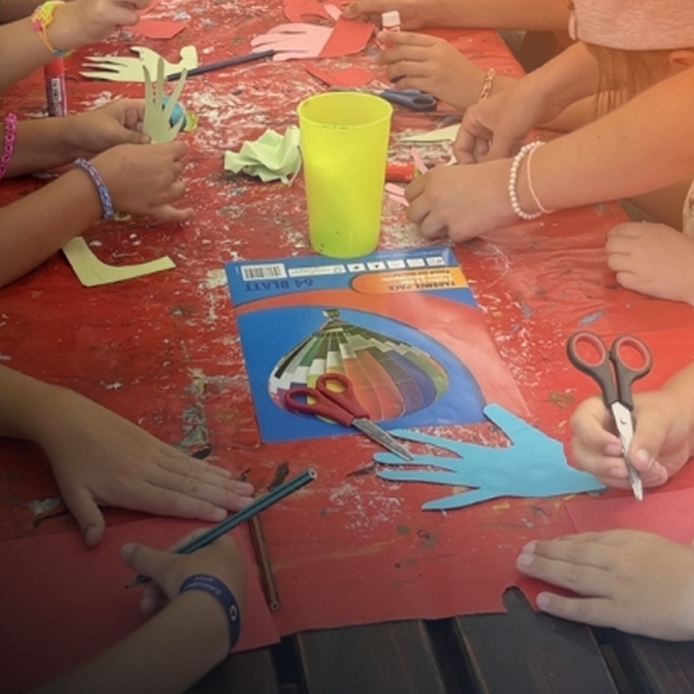 Detailbild von bastelnden Kinderhänden